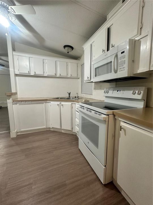 For Rent: $1,450 (1 beds, 1 baths, 1352 Square Feet)