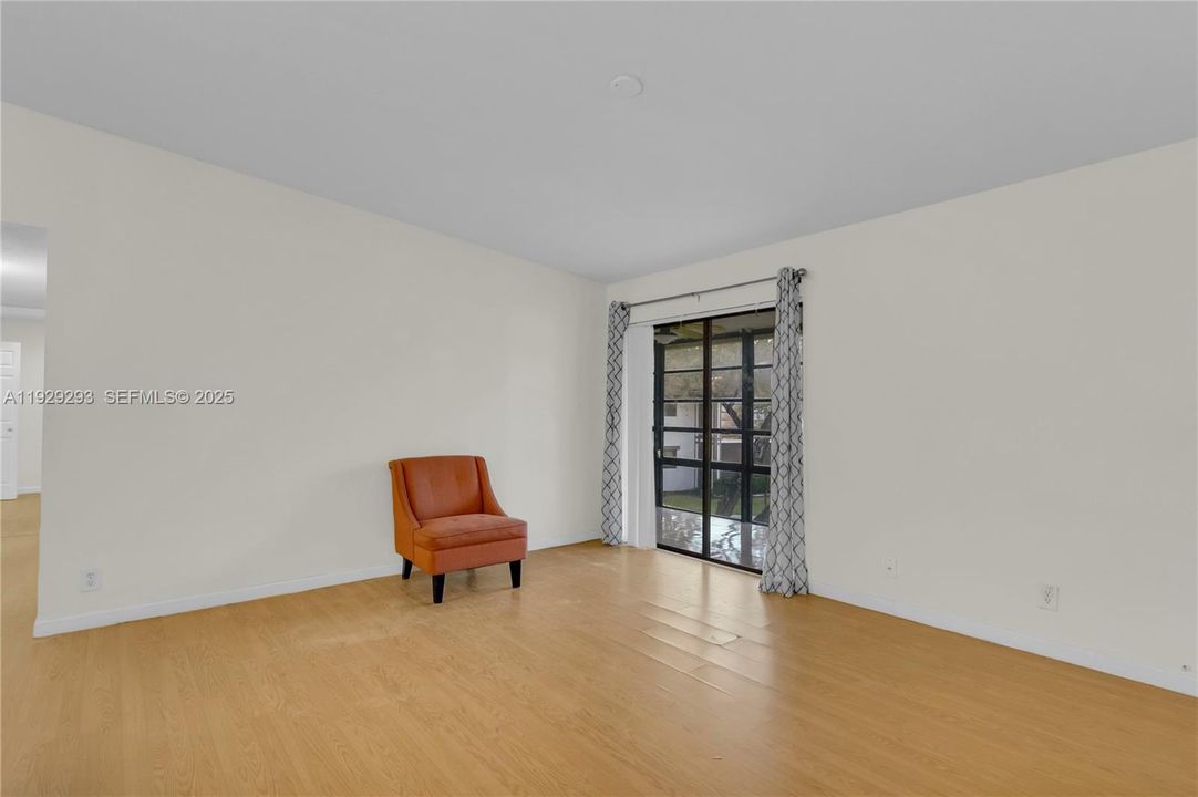 For Sale: $180,000 (2 beds, 1 baths, 820 Square Feet)