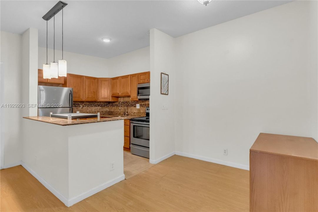 For Sale: $180,000 (2 beds, 1 baths, 820 Square Feet)