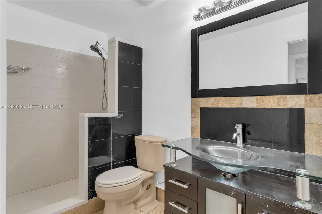 For Sale: $180,000 (2 beds, 1 baths, 820 Square Feet)