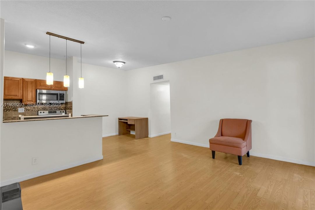 For Sale: $180,000 (2 beds, 1 baths, 820 Square Feet)