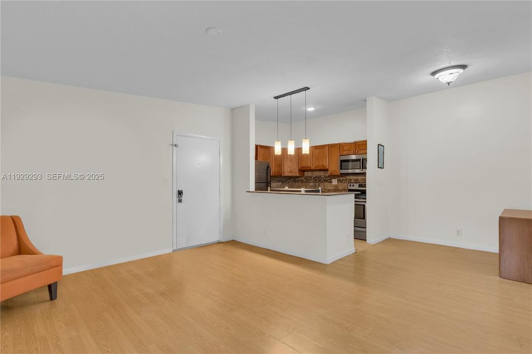 For Sale: $180,000 (2 beds, 1 baths, 820 Square Feet)