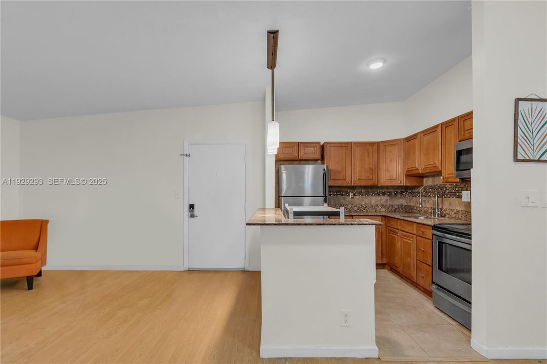 For Sale: $180,000 (2 beds, 1 baths, 820 Square Feet)