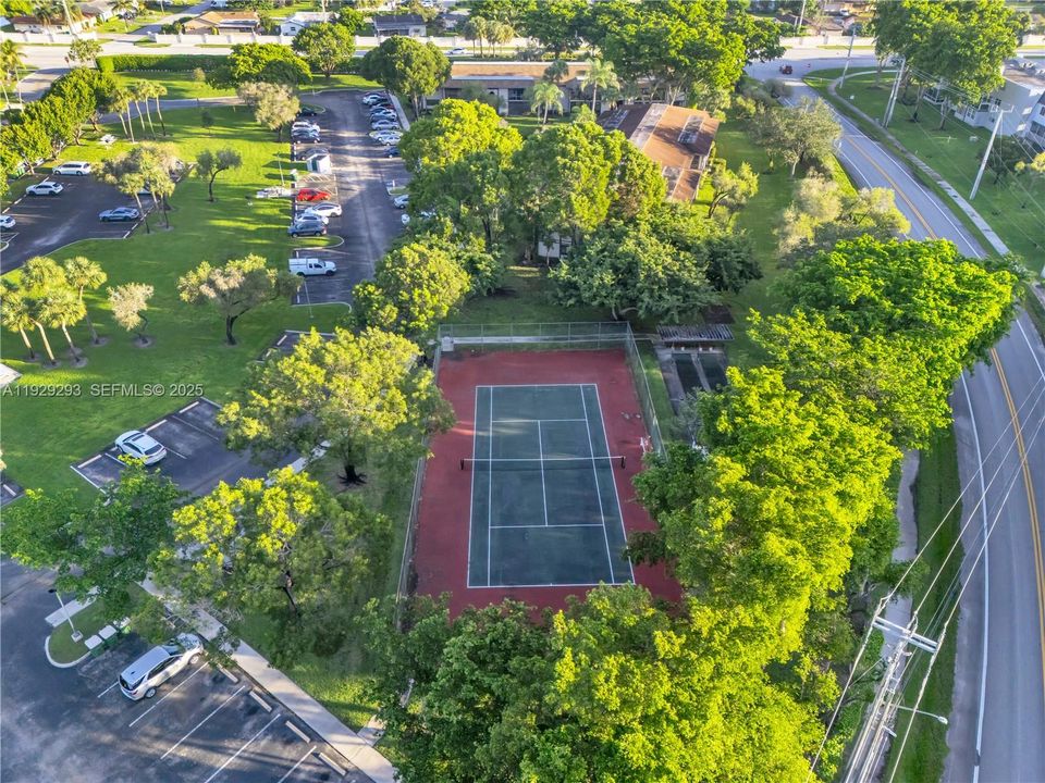 For Sale: $180,000 (2 beds, 1 baths, 820 Square Feet)