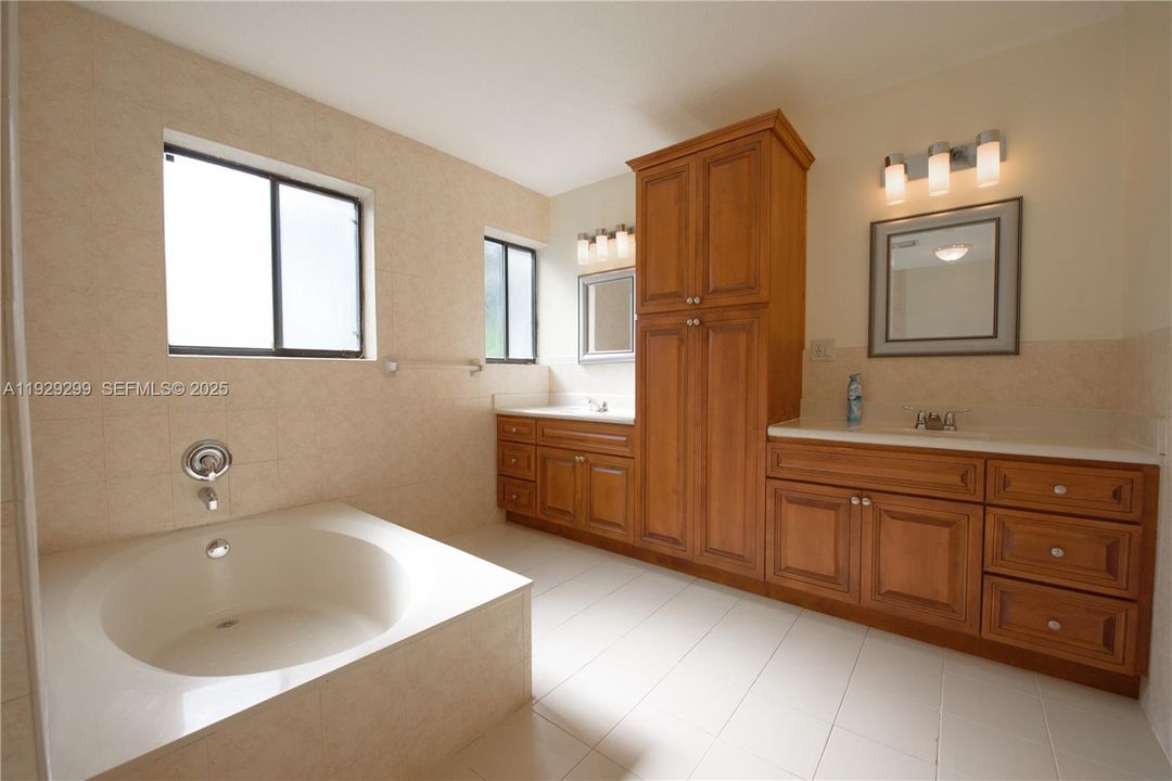 На продажу: $849,900 (3 спален, 3 ванн, 2300 Квадратных фут)