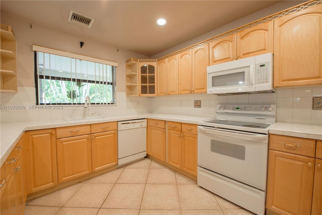 На продажу: $849,900 (3 спален, 3 ванн, 2300 Квадратных фут)