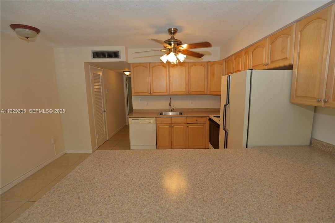 For Rent: $1,650 (1 beds, 1 baths, 810 Square Feet)