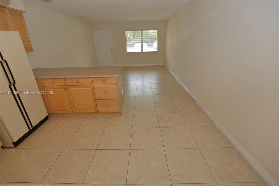 For Rent: $1,650 (1 beds, 1 baths, 810 Square Feet)