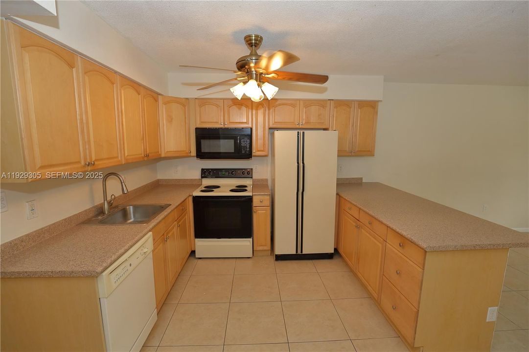 For Rent: $1,650 (1 beds, 1 baths, 810 Square Feet)