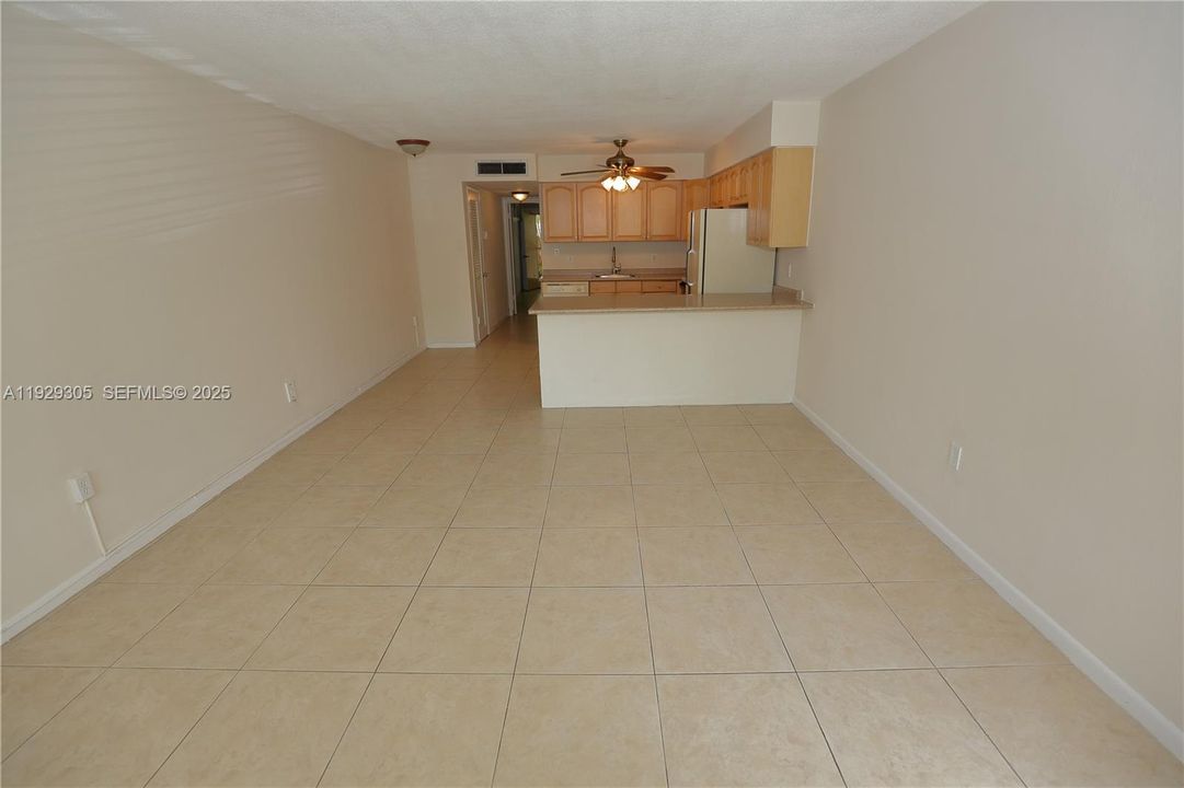 For Rent: $1,650 (1 beds, 1 baths, 810 Square Feet)