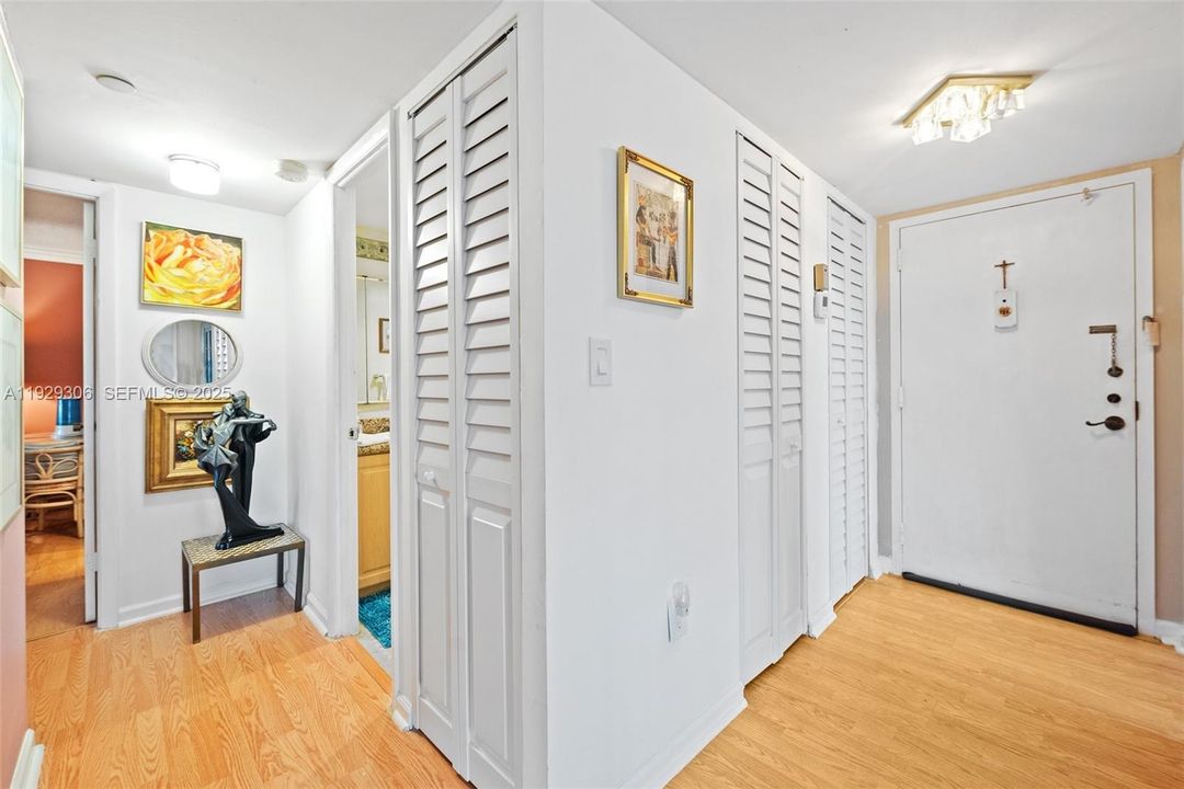 For Sale: $174,900 (2 beds, 2 baths, 1120 Square Feet)