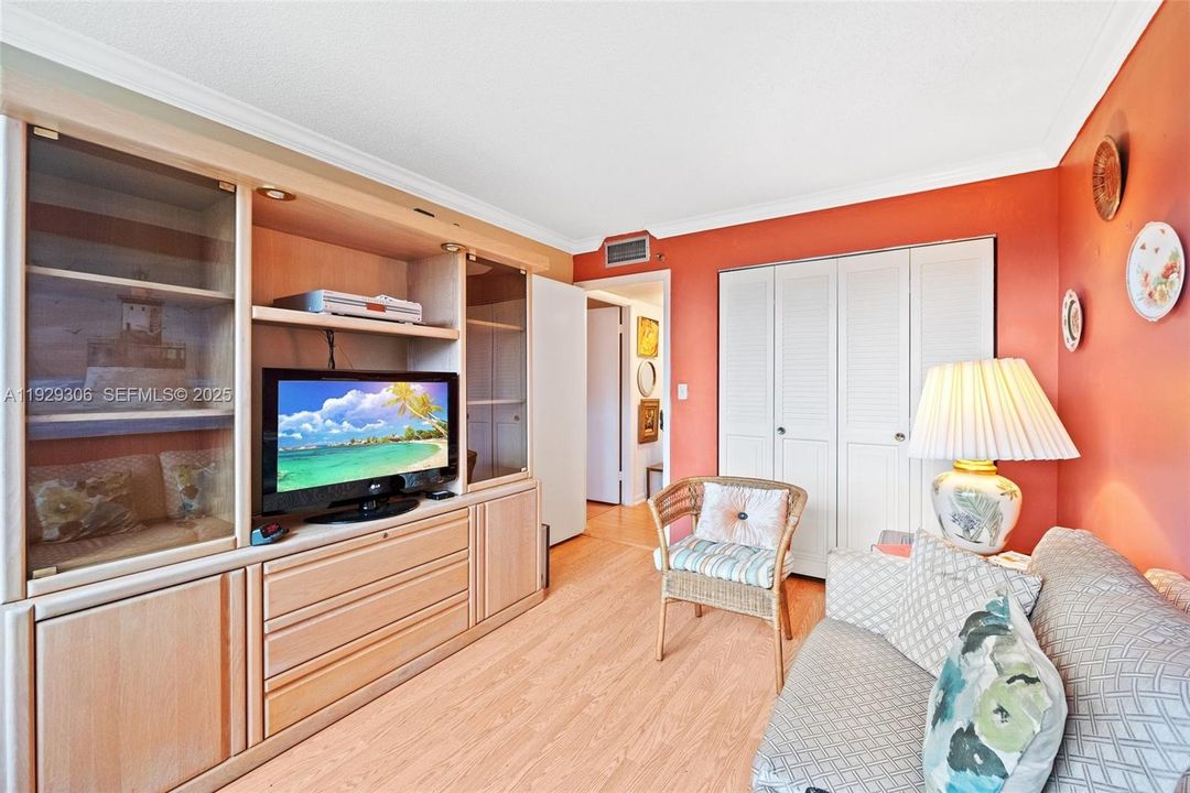 For Sale: $174,900 (2 beds, 2 baths, 1120 Square Feet)