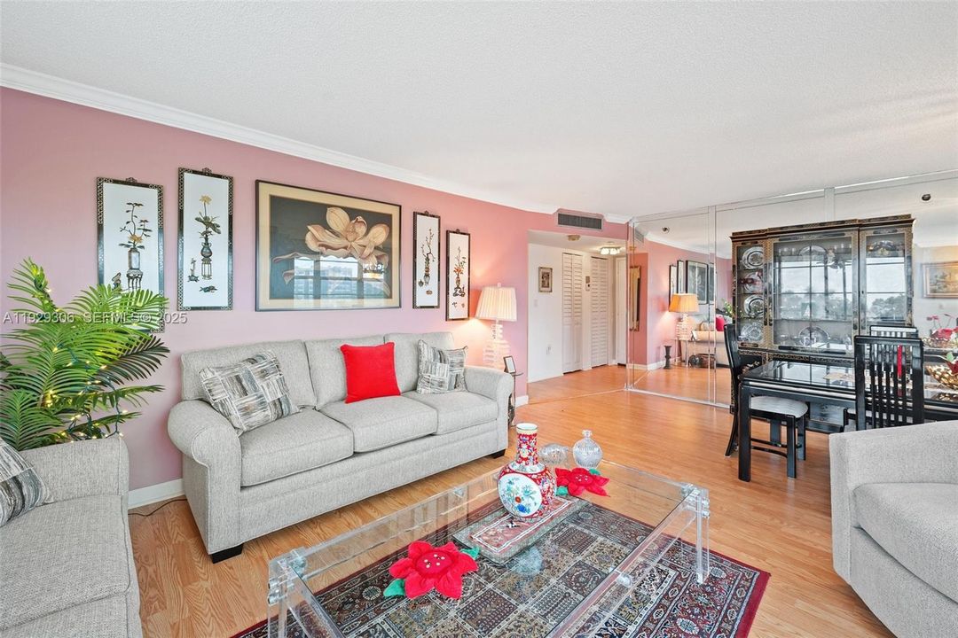 For Sale: $174,900 (2 beds, 2 baths, 1120 Square Feet)