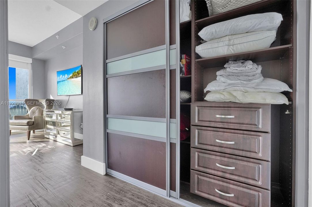 For Rent: $5,550 (2 beds, 3 baths, 1293 Square Feet)