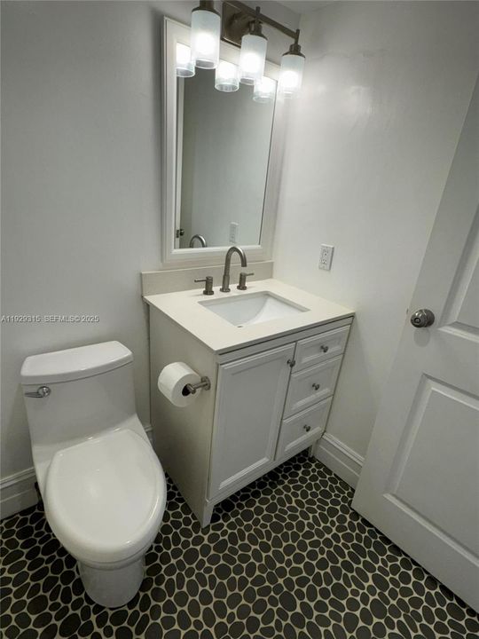 待售: $269,999 (1 贝兹, 1 浴室, 720 平方英尺)