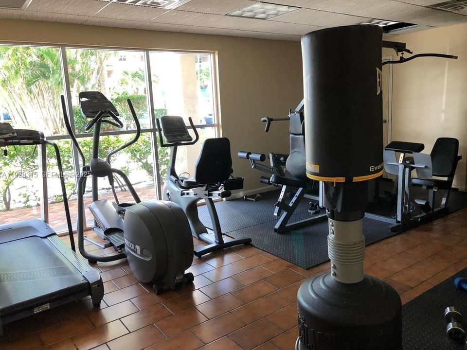 待售: $269,999 (1 贝兹, 1 浴室, 720 平方英尺)