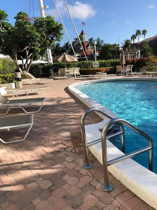 待售: $269,999 (1 贝兹, 1 浴室, 720 平方英尺)