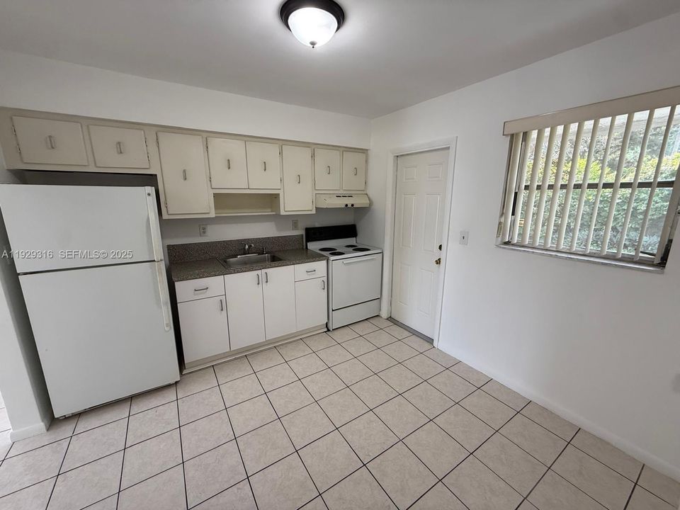 В аренду: $1,950 (2 спален, 1 ванн, 850 Квадратных фут)