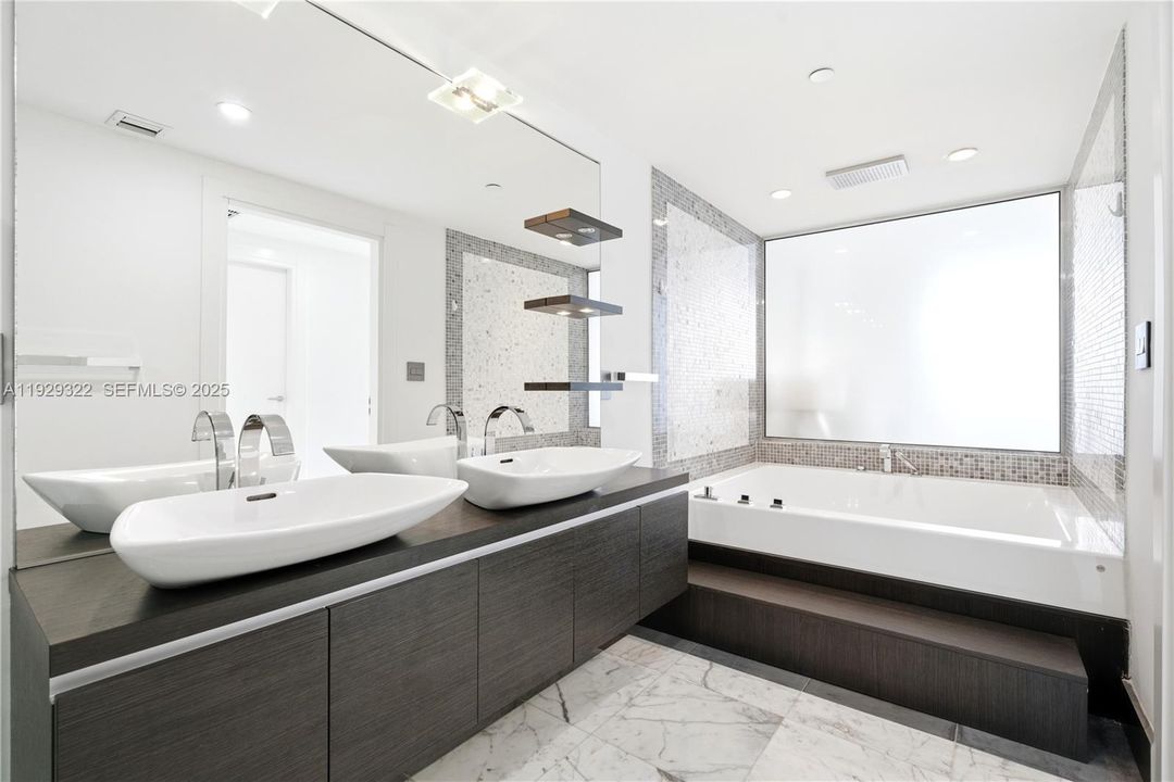 出租: $5,000 (1 贝兹, 1 浴室, 950 平方英尺)