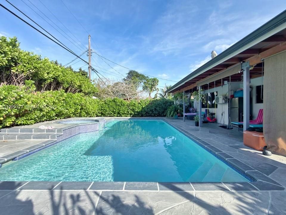 待售: $1,100,000 (5 贝兹, 4 浴室, 1845 平方英尺)