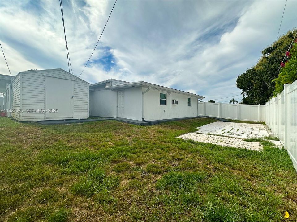 待售: $700,000 (4 贝兹, 3 浴室, 1942 平方英尺)