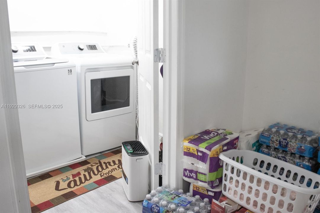 待售: $700,000 (4 贝兹, 3 浴室, 1942 平方英尺)