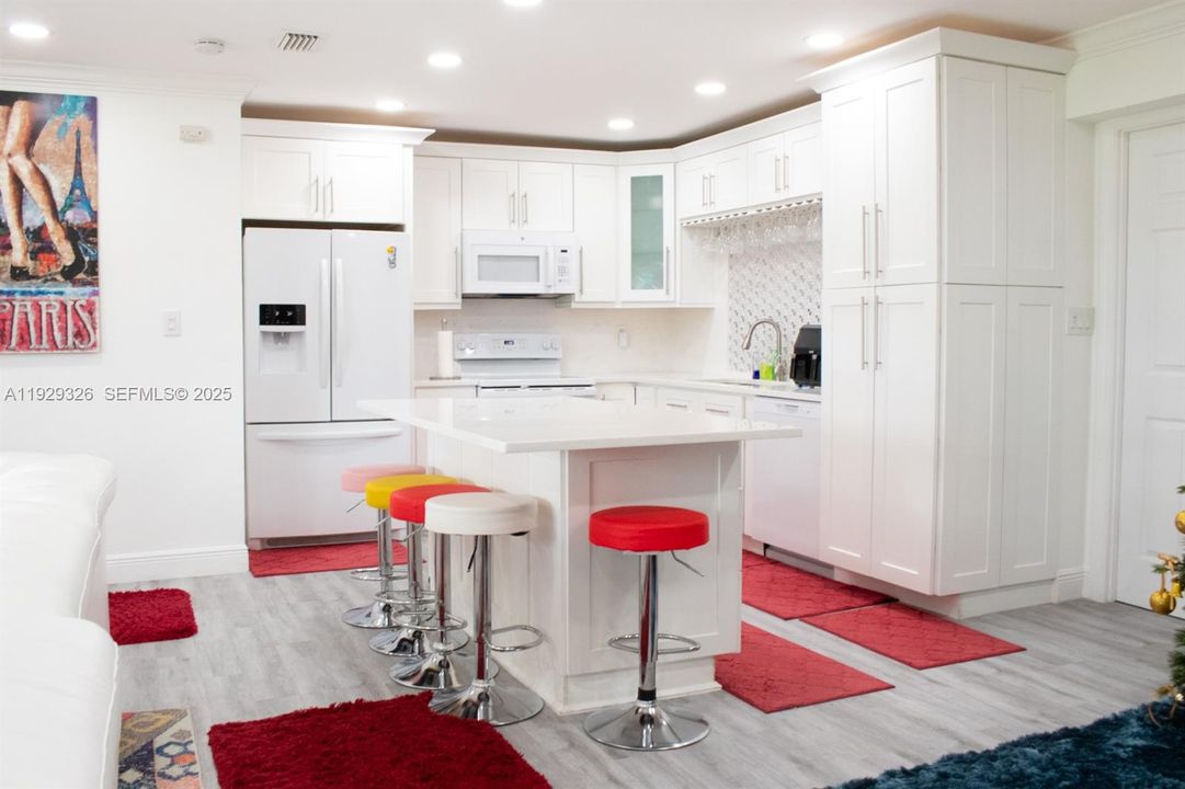 待售: $700,000 (4 贝兹, 3 浴室, 1942 平方英尺)