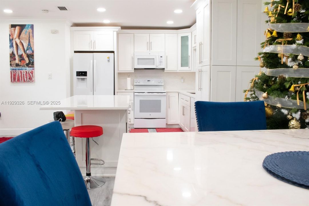 待售: $700,000 (4 贝兹, 3 浴室, 1942 平方英尺)