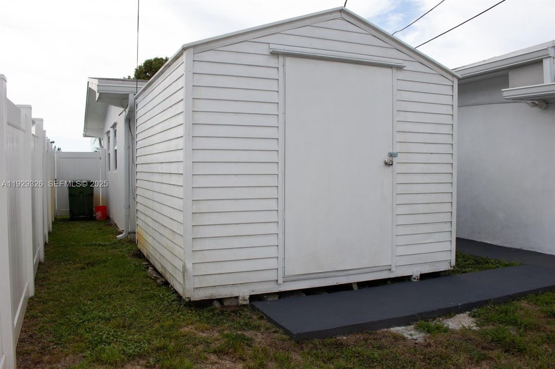 待售: $700,000 (4 贝兹, 3 浴室, 1942 平方英尺)