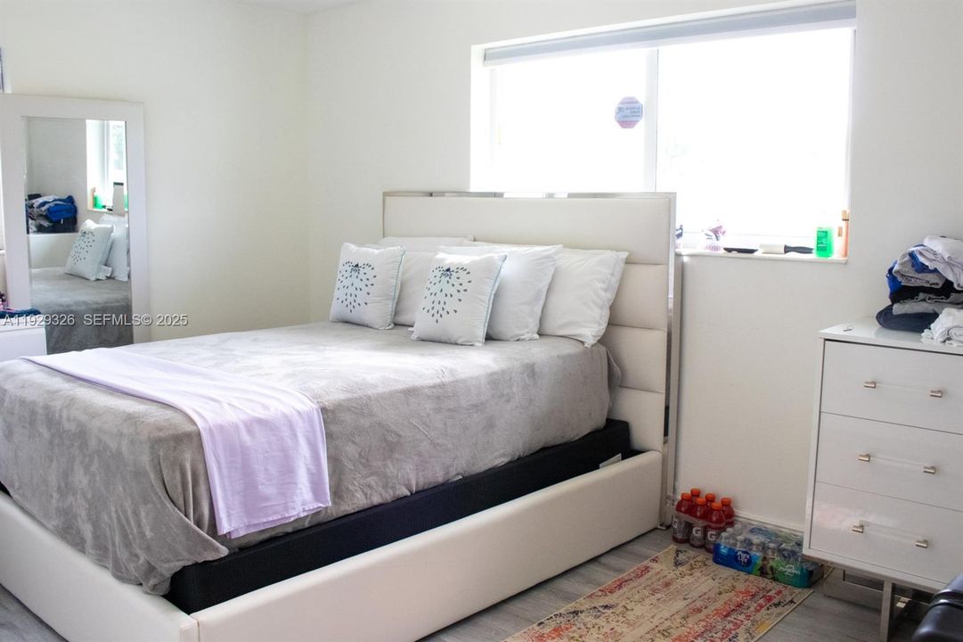 待售: $700,000 (4 贝兹, 3 浴室, 1942 平方英尺)