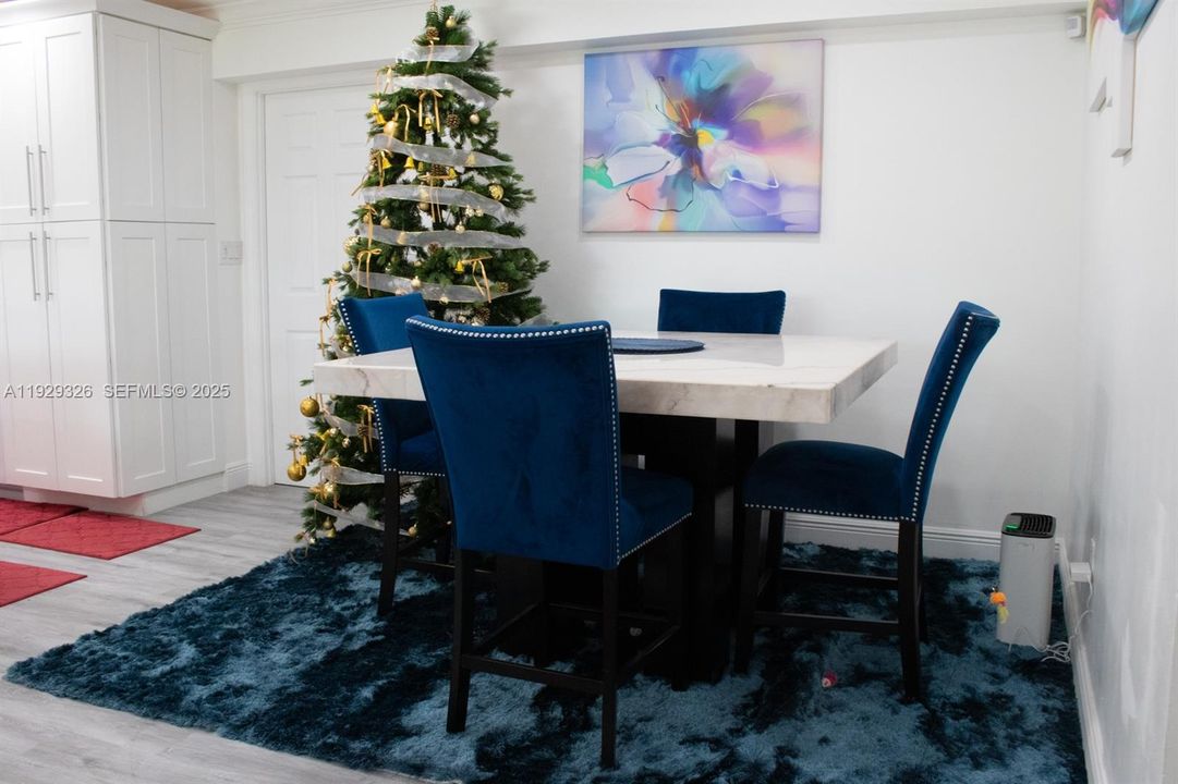 待售: $700,000 (4 贝兹, 3 浴室, 1942 平方英尺)