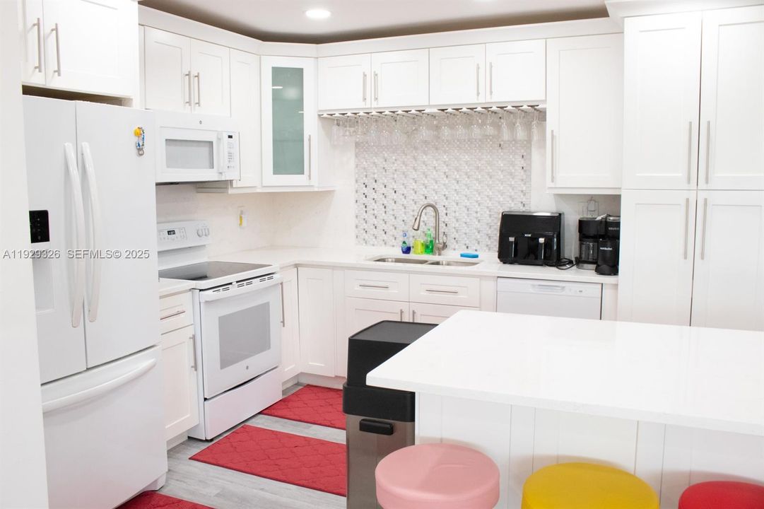 待售: $700,000 (4 贝兹, 3 浴室, 1942 平方英尺)