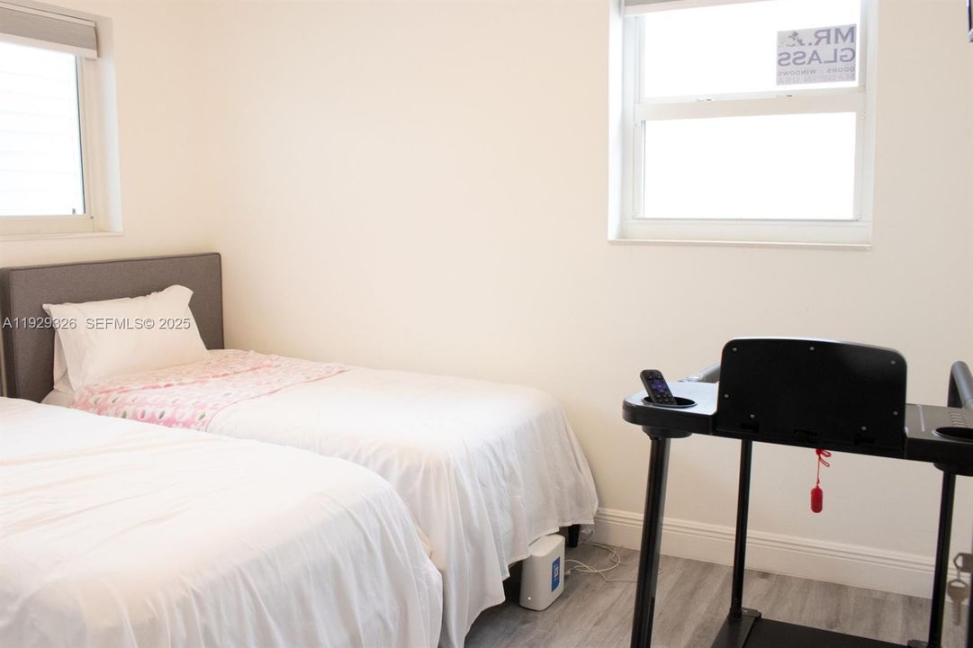 待售: $700,000 (4 贝兹, 3 浴室, 1942 平方英尺)