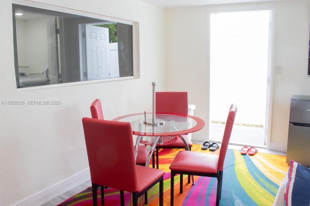 待售: $700,000 (4 贝兹, 3 浴室, 1942 平方英尺)