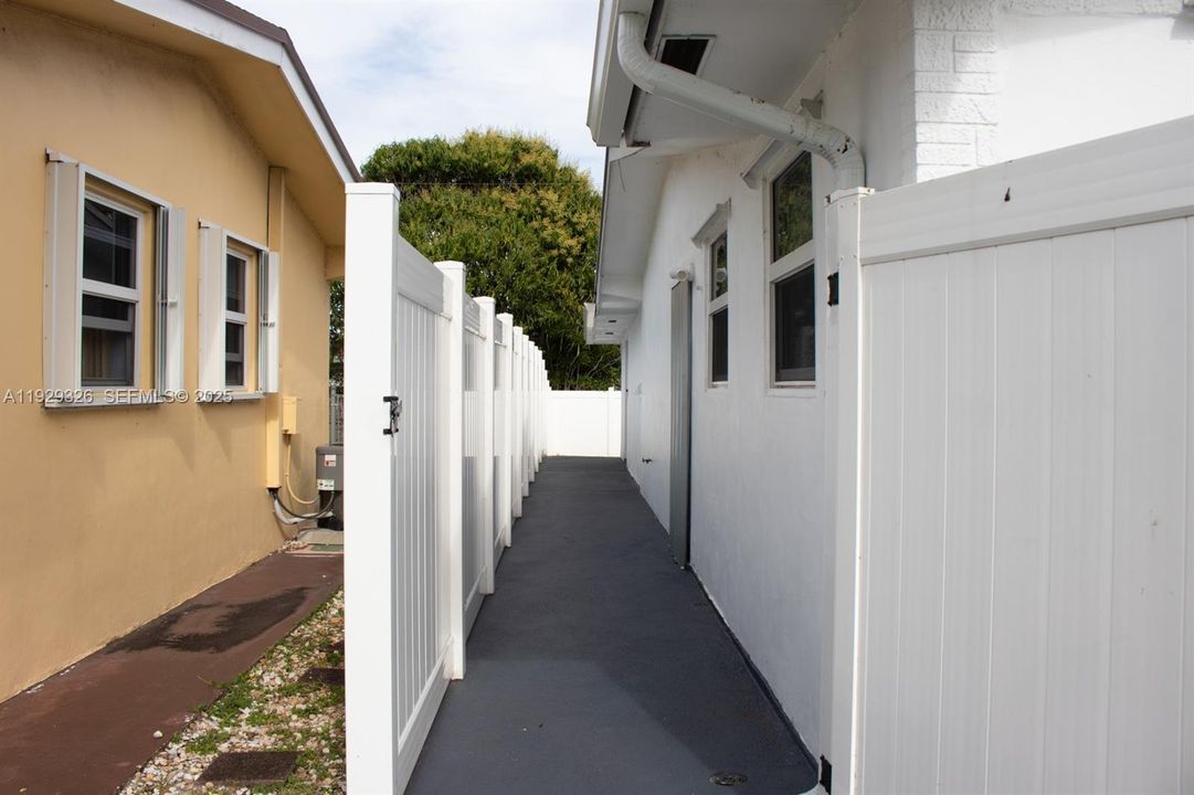 待售: $700,000 (4 贝兹, 3 浴室, 1942 平方英尺)