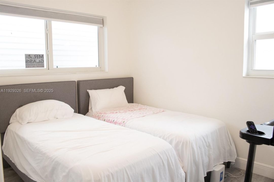 待售: $700,000 (4 贝兹, 3 浴室, 1942 平方英尺)