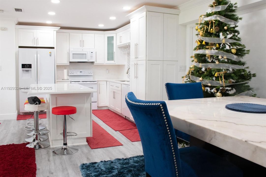 待售: $700,000 (4 贝兹, 3 浴室, 1942 平方英尺)