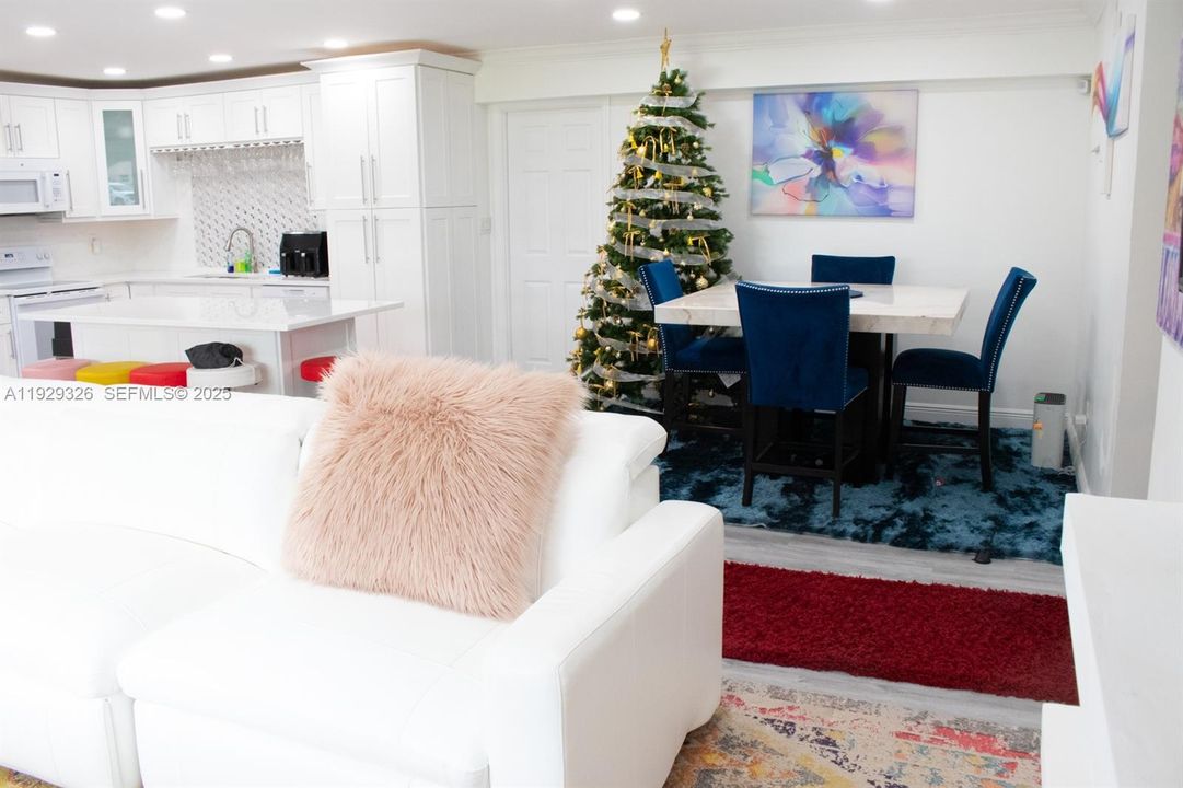 待售: $700,000 (4 贝兹, 3 浴室, 1942 平方英尺)