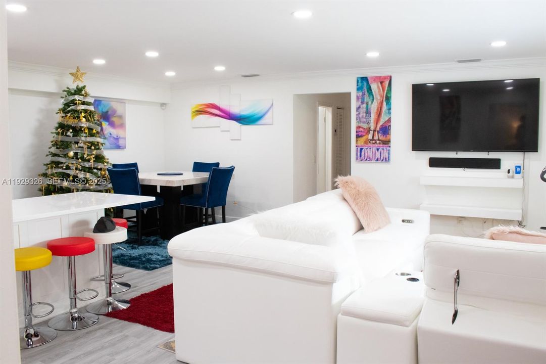 待售: $700,000 (4 贝兹, 3 浴室, 1942 平方英尺)