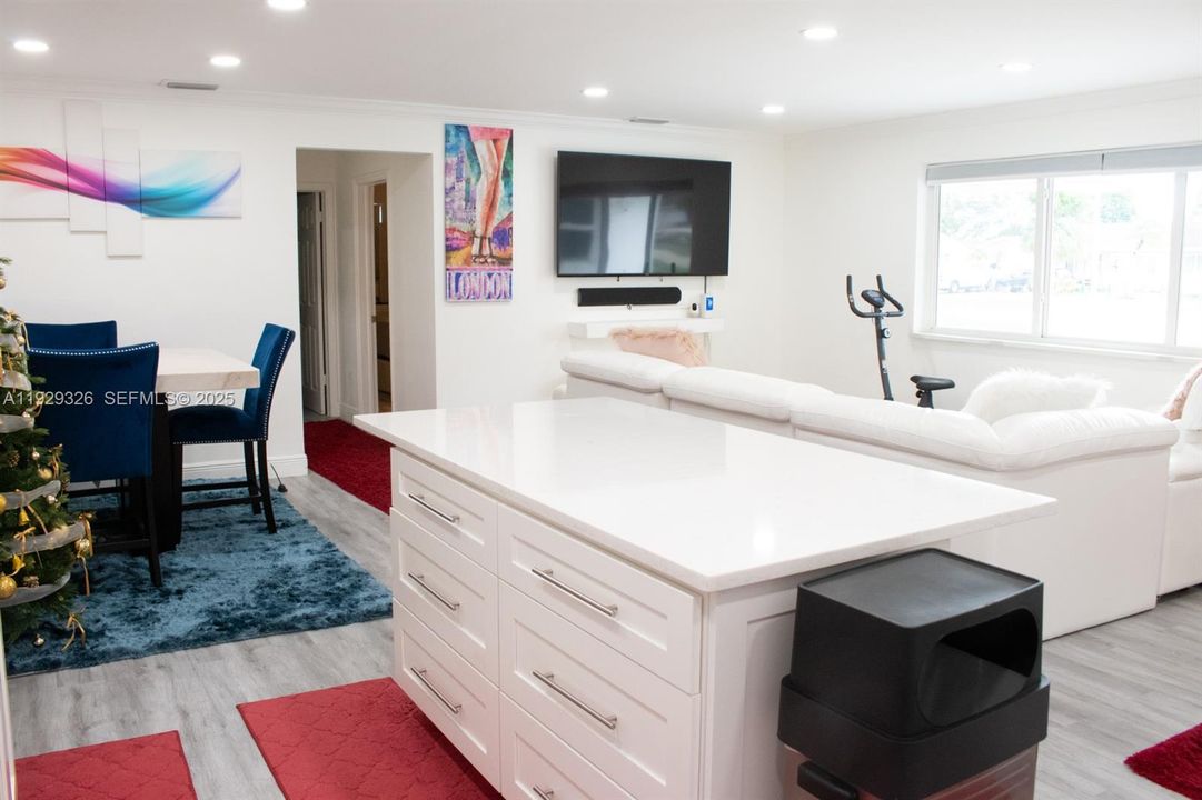 待售: $700,000 (4 贝兹, 3 浴室, 1942 平方英尺)