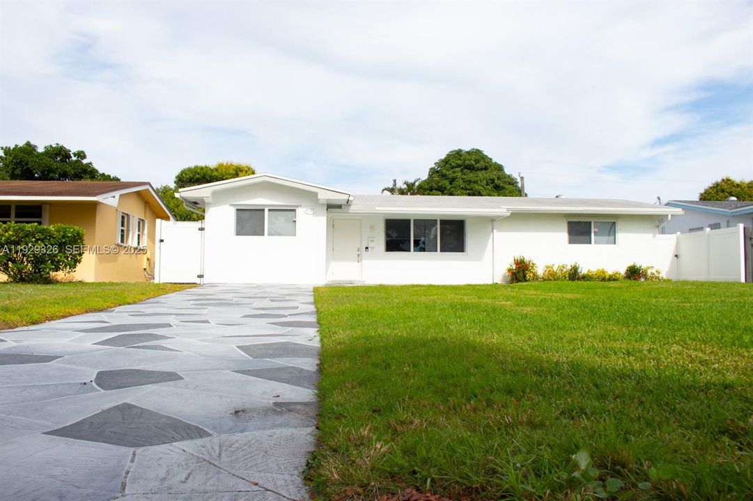 待售: $700,000 (4 贝兹, 3 浴室, 1942 平方英尺)