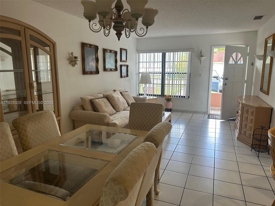 For Sale: $399,000 (2 beds, 2 baths, 956 Square Feet)