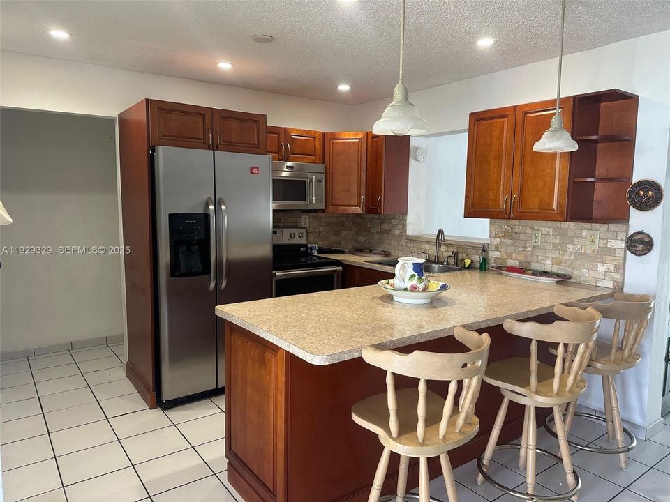 For Sale: $399,000 (2 beds, 2 baths, 956 Square Feet)