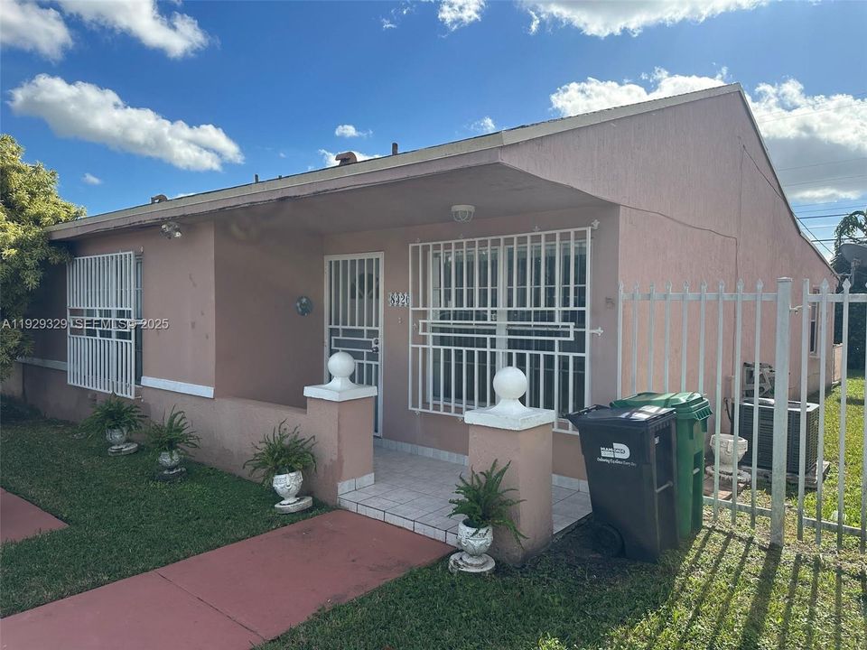 For Sale: $399,000 (2 beds, 2 baths, 956 Square Feet)