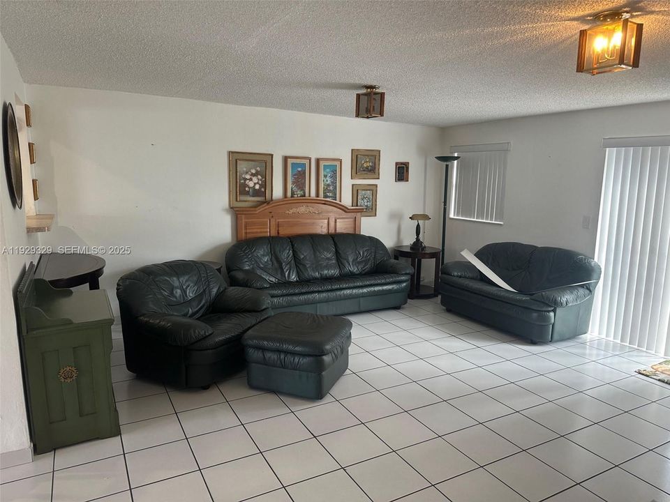 For Sale: $399,000 (2 beds, 2 baths, 956 Square Feet)