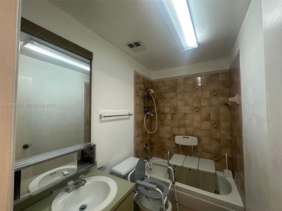 For Sale: $399,000 (2 beds, 2 baths, 956 Square Feet)
