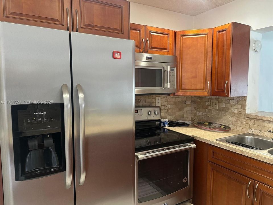 For Sale: $399,000 (2 beds, 2 baths, 956 Square Feet)