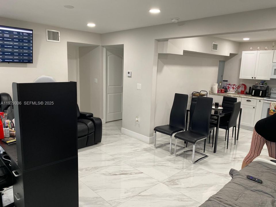 出租: $3,600 (3 贝兹, 2 浴室, 2375 平方英尺)