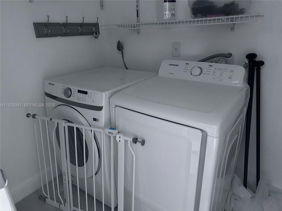 В аренду: $3,500 (4 спален, 3 ванн, 4270 Квадратных фут)