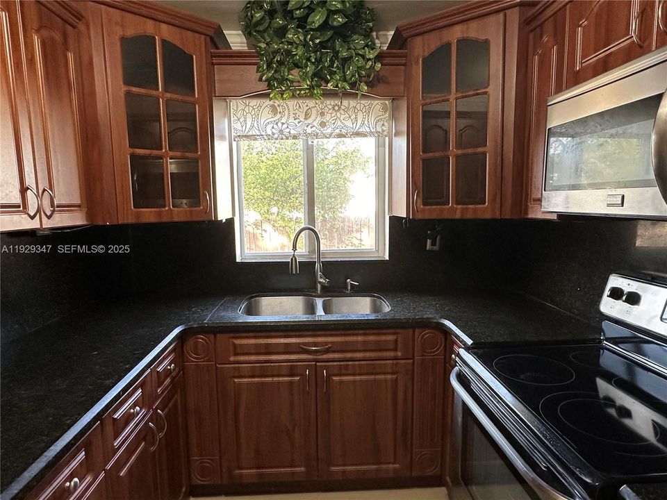 For Rent: $3,200 (3 beds, 2 baths, 1282 Square Feet)